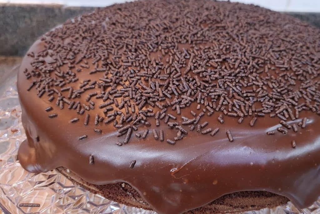 Bolo de chocolate com uma cobertura irresistível, a melhor receita do mundo feita de um jeito simples 166 Bolo de chocolate