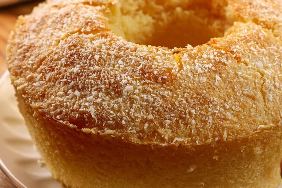 Bolo moça de coco muito suculento que não leva farinha e fica tão cremoso que desmancha na boca 15 Bolo moça de coco