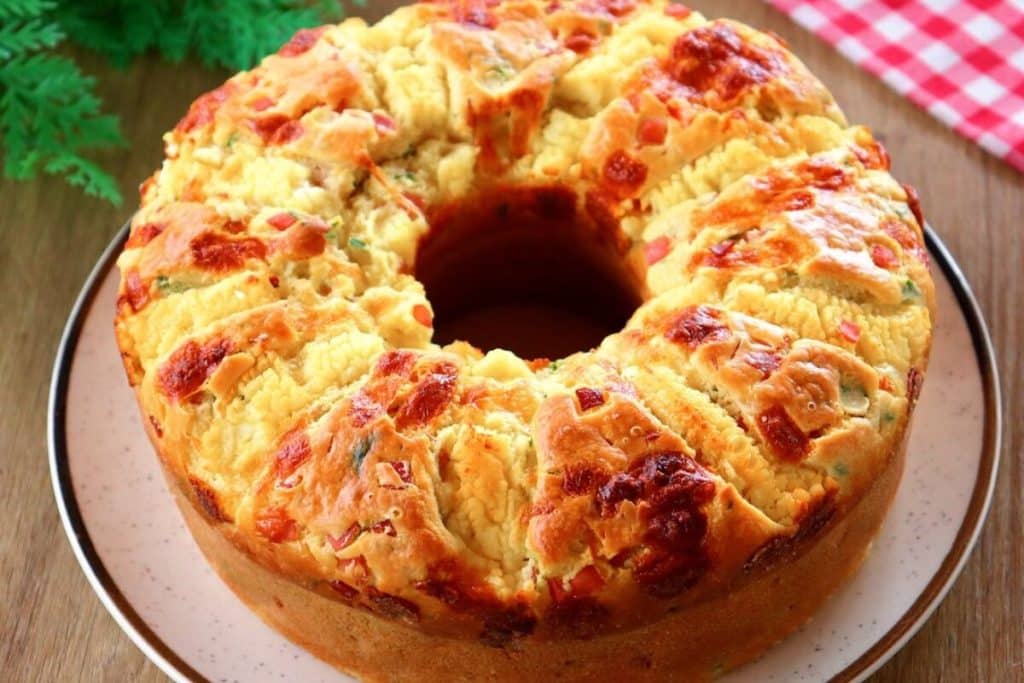 Bolo salgado com um recheio completo e massa de liquidificador, que fica muito fofinho e úmido 112 Bolo salgado