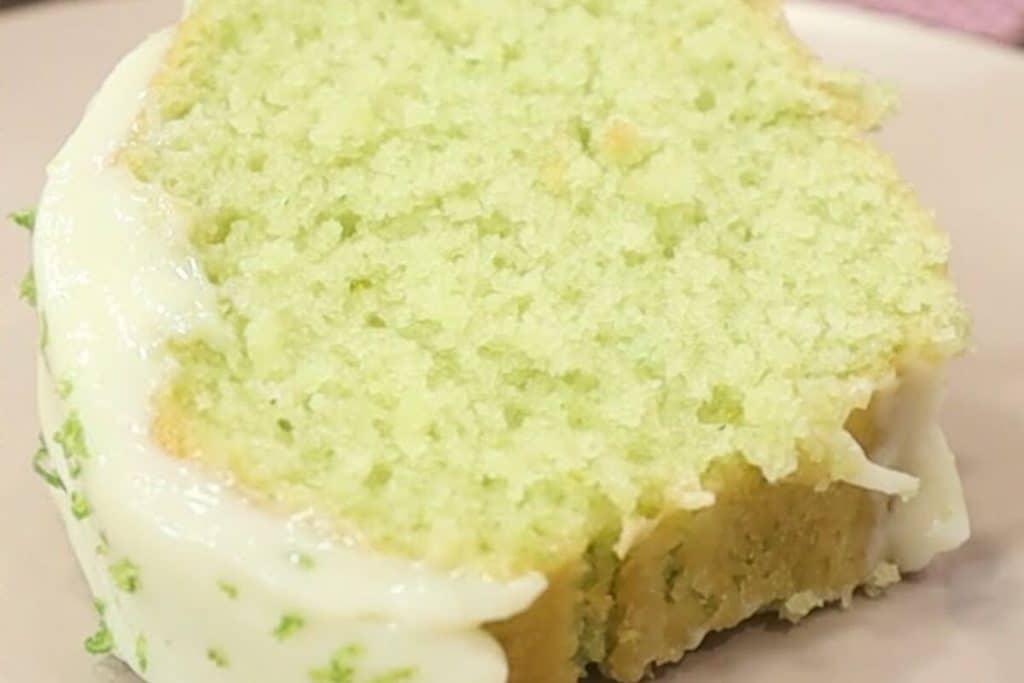 Bolo verde de limão super fofinho e lindo, com uma cobertura azedinha na medida certa 4 Bolo verde de limão