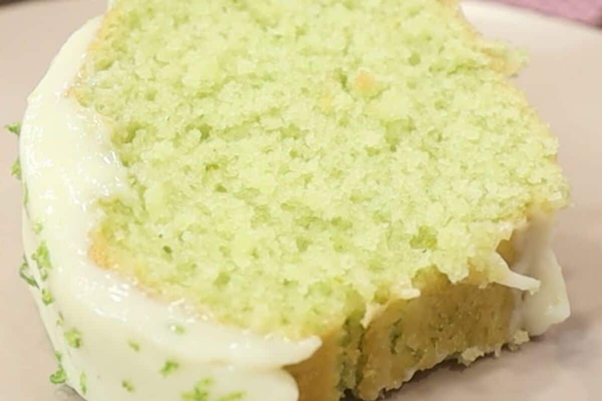 Bolo verde de limão super fofinho e lindo, com uma cobertura azedinha na medida certa 3 Bolo verde de limão