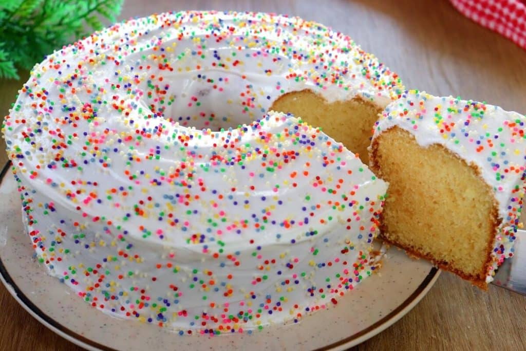Bolo de festa simples muito fofinho e molhadinho, com aquele gostinho de infância 14 Bolo de festa simples