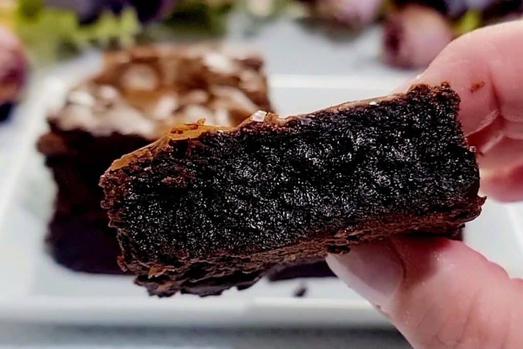 Brownie perfeito e bem úmido, com aquela casquinha craquelada irresistível por fora 20 Brownie