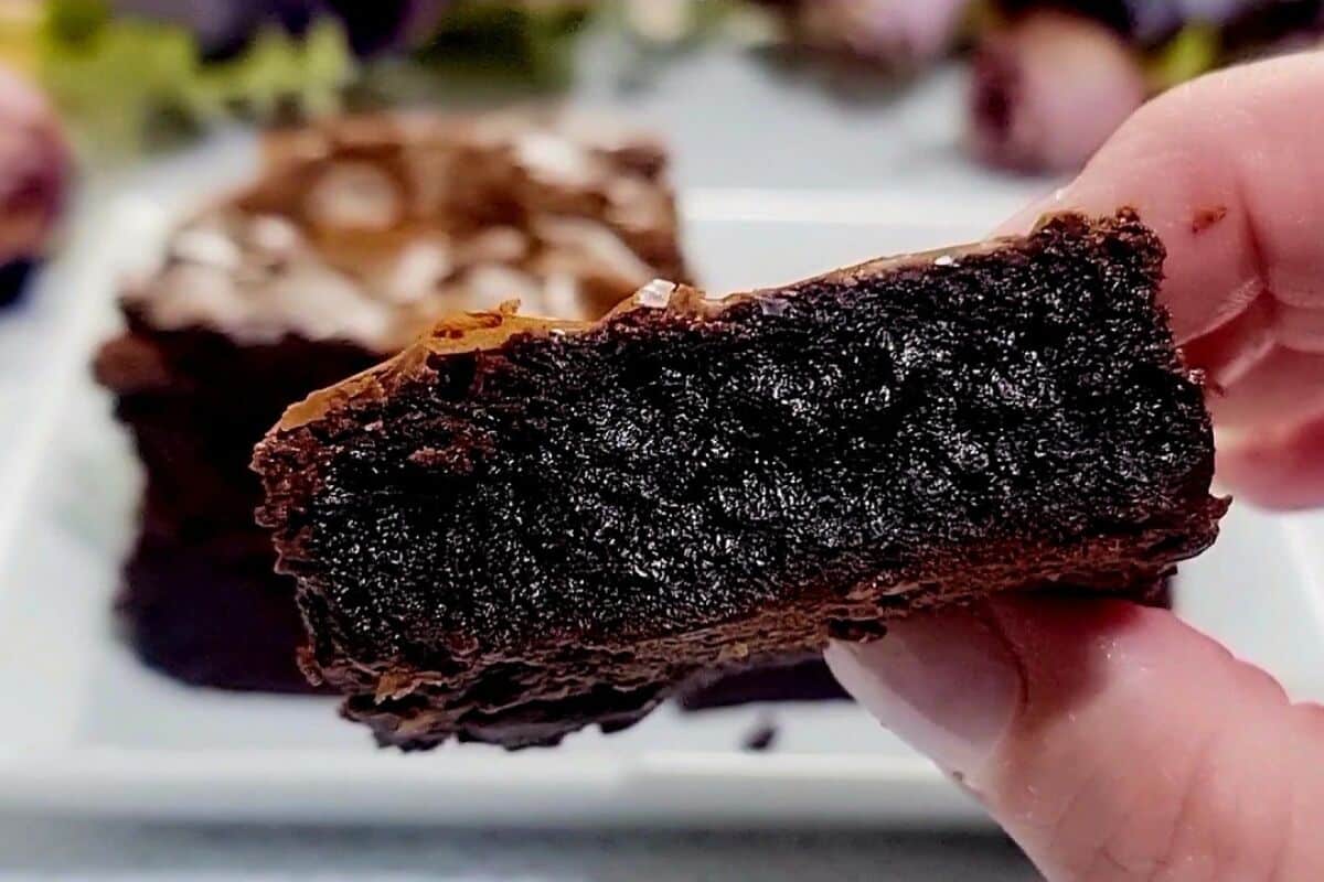 Brownie perfeito e bem úmido, com aquela casquinha craquelada irresistível por fora 19 Brownie