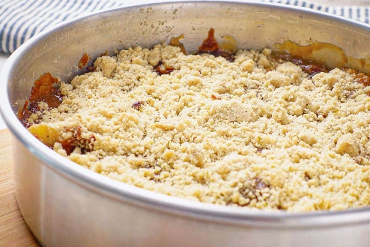 Crumble de banana com doce de leite, uma sobremesa quentinha com aquela farofa super crocante por cima 121 Crumble de banana