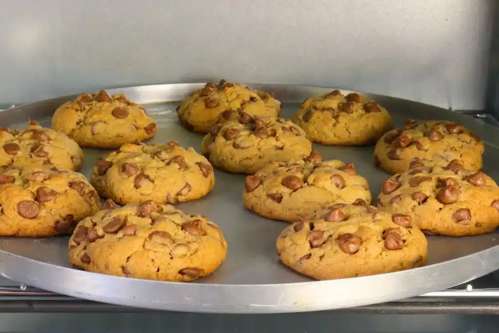 Cookie com gotas de chocolate muito macio e fácil de preparar, para a alegria da criançada 4 Cookie com gotas de chocolate