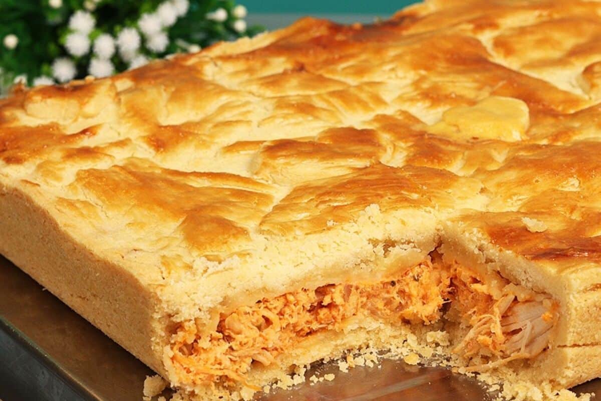 Empadão de frango cremoso no tamanho família, feito com uma massa divina que derrete na boca 111 Empadão de frango cremoso