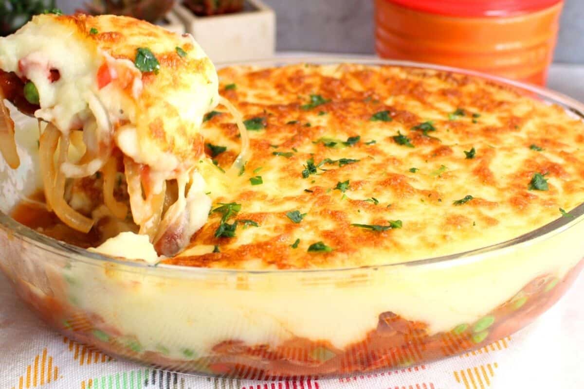Escondidinho de calabresa bem queijudo, com uma textura incrivelmente cremosa 151 Escondidinho de calabresa
