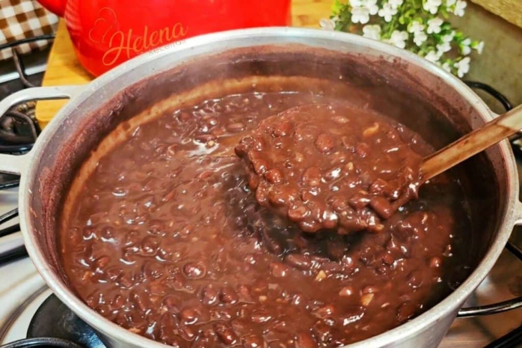 Feijão preto com caldo grosso