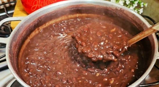Feijão preto com caldo grosso
