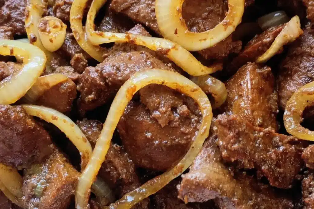 Fígado acebolado super macio e com um tempero especial, para você servir bem suculento 4 Fígado acebolado