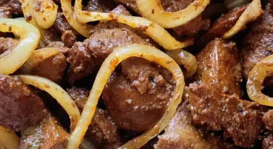 Fígado acebolado super macio e com um tempero especial, para você servir bem suculento 4 Fígado acebolado