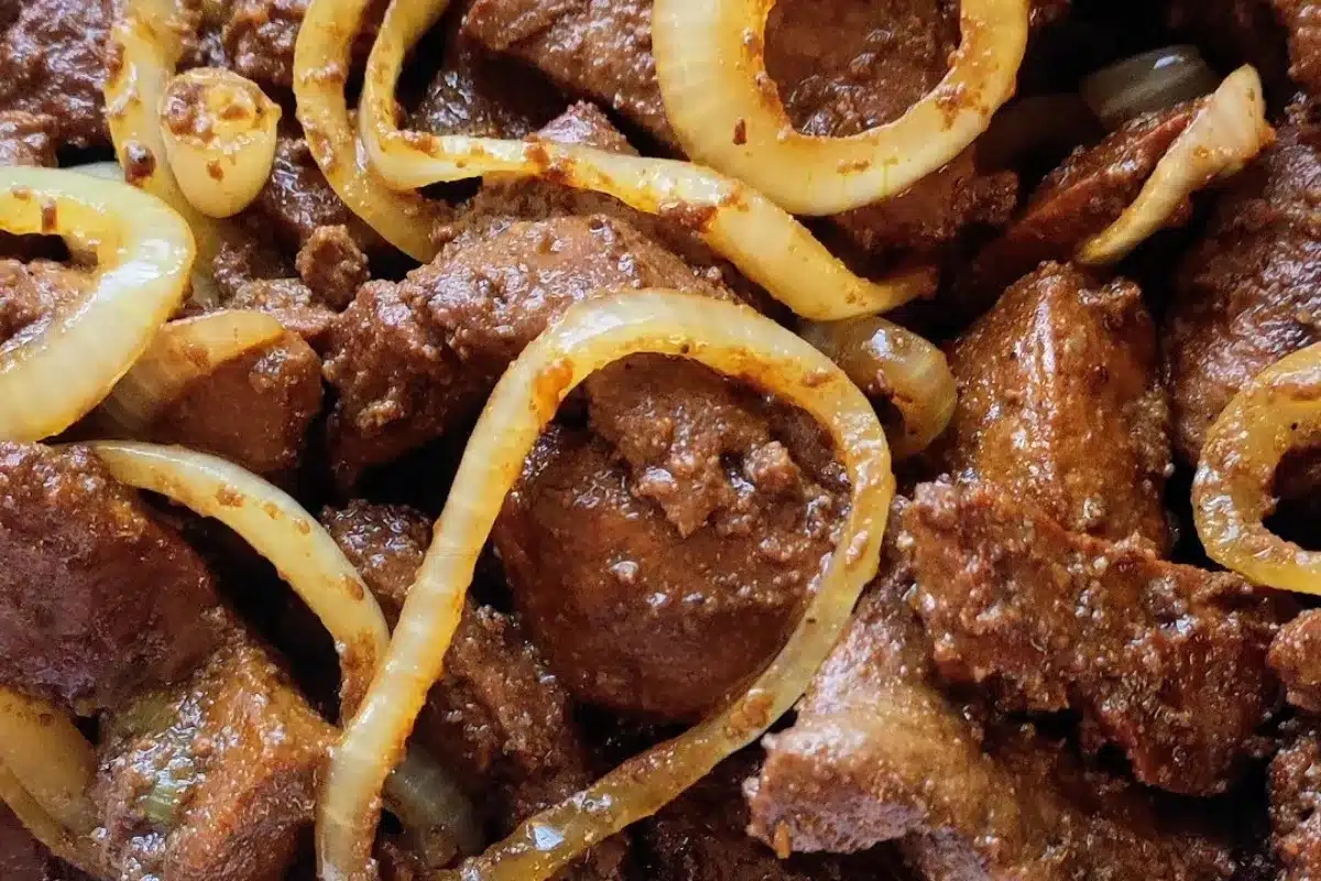 Fígado acebolado super macio e com um tempero especial, para você servir bem suculento 65 Fígado acebolado