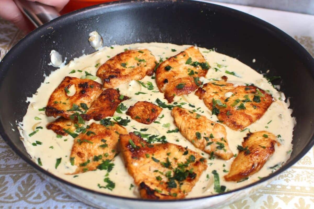Frango com molho de queijo bem derretido, que fica pronto rapidamente, perfeito para um dia corrido 103 Frango com molho de queijo