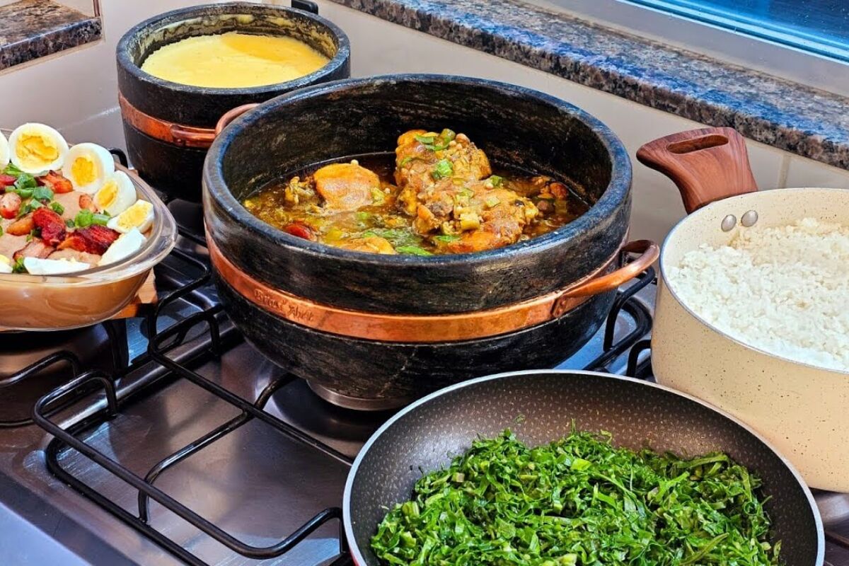 Frango com quiabo delicioso e tradicional que acompanha um angu quentinho e muito saboroso 47 Frango com quiabo