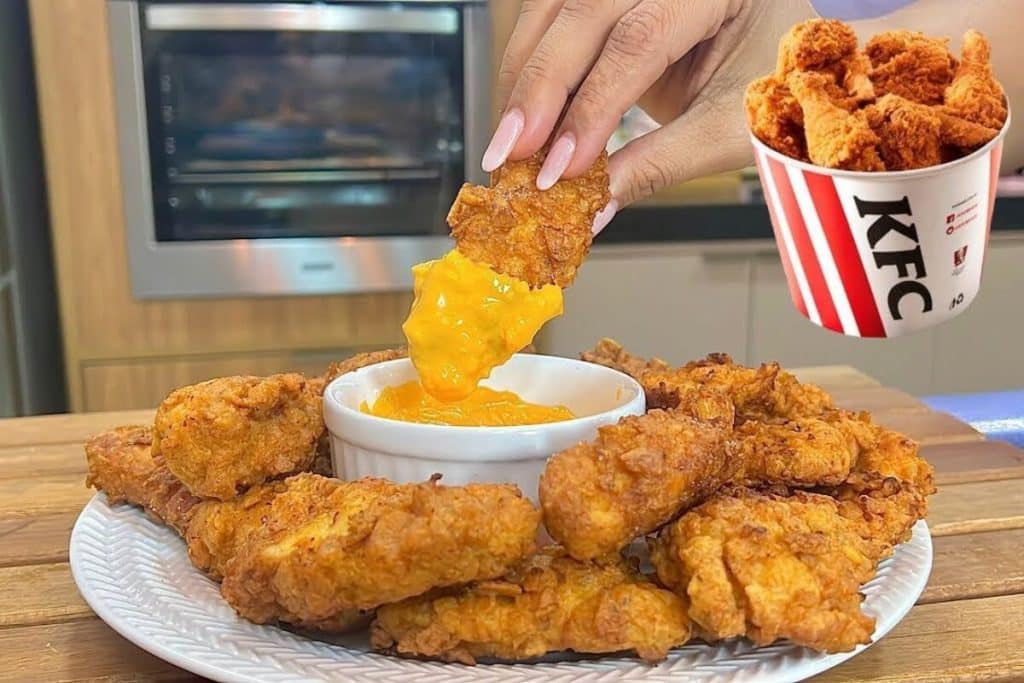 Frango frito do KFC incrivelmente crocante por fora e muito suculento por dentro, um petisco irresistível 86 Frango frito do KFC