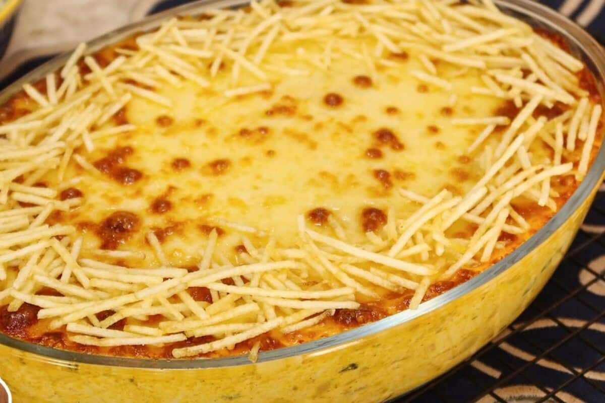Fricassê de frango cremoso clássico, com bastante milho e queijo derretido por cima 131 Fricassê de frango cremoso