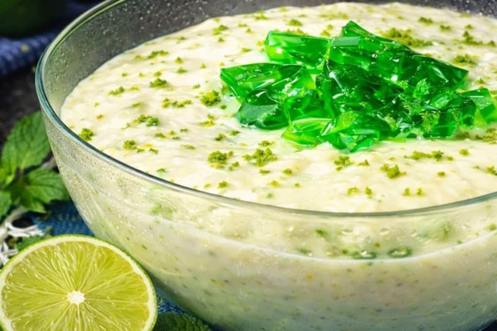 Gelado cremoso com gelatina feito com poucos ingredientes econômicos, uma sobremesa incrível 107 Gelado cremoso com gelatina