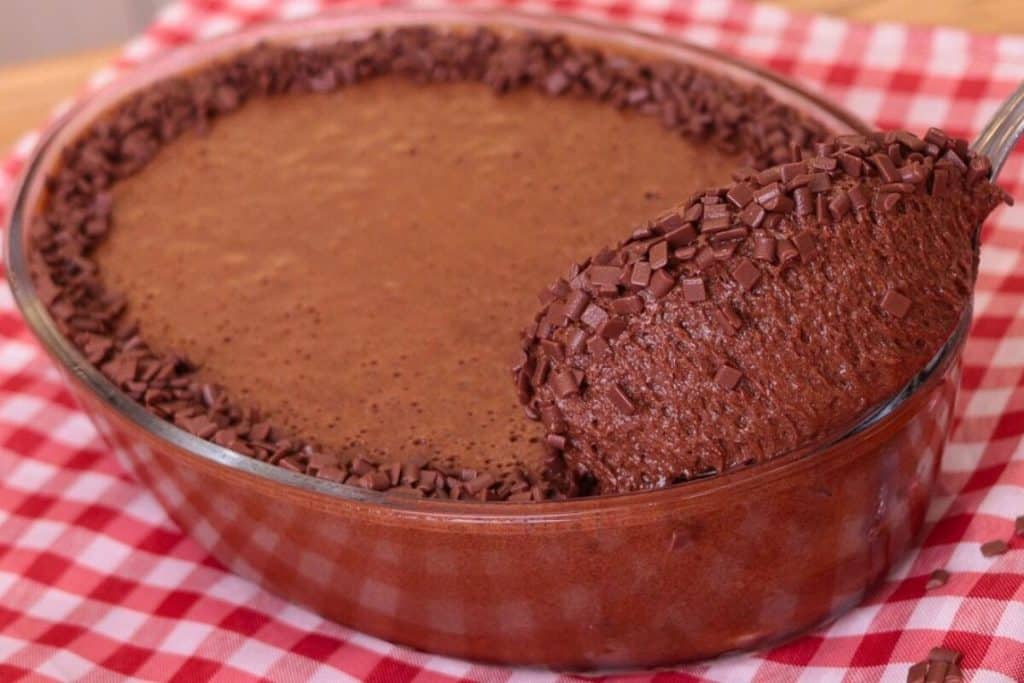 Mousse de chocolate tradicional incrivelmente cremosa e aerada, uma sobremesa irresistível 30 Mousse de chocolate tradicional
