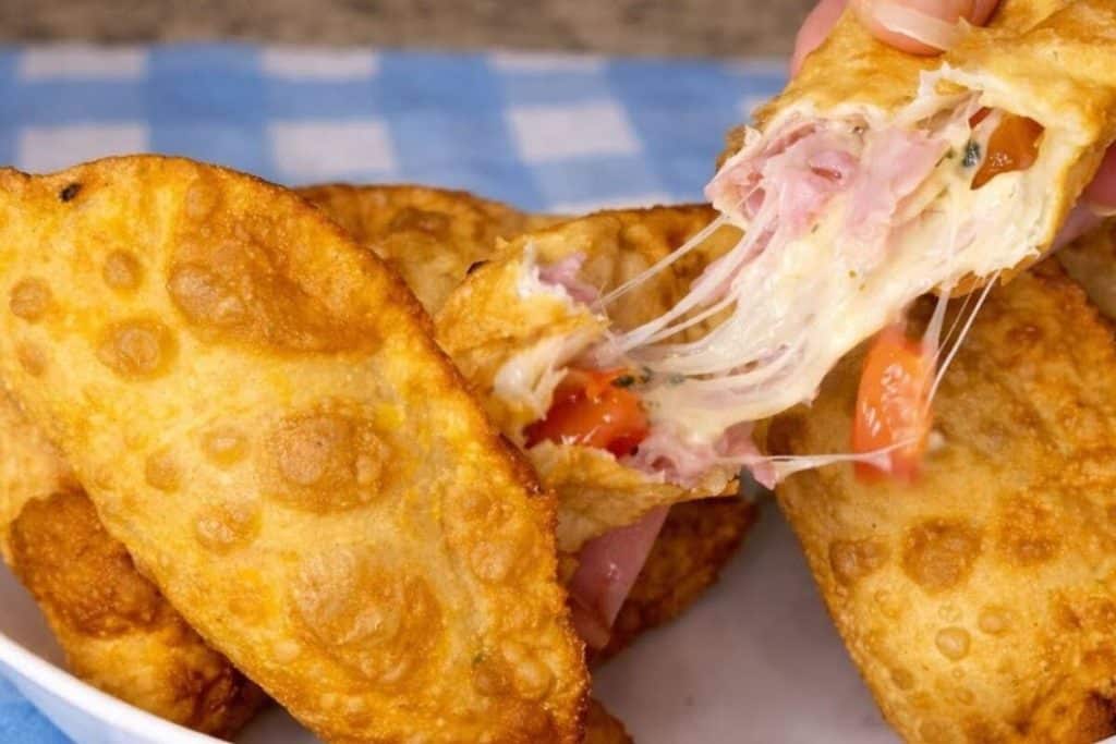 Massa de pastel crocante feita com apenas três ingredientes simples, que fica sequinha e rende muito 149 Massa de pastel crocante
