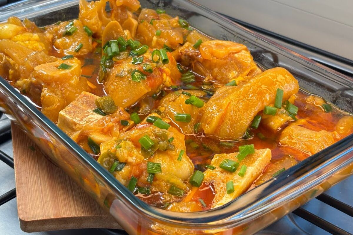 Mocotó bem temperado e cozido com um caldo grosso e suculento, feito de um jeito simples 59 Mocotó