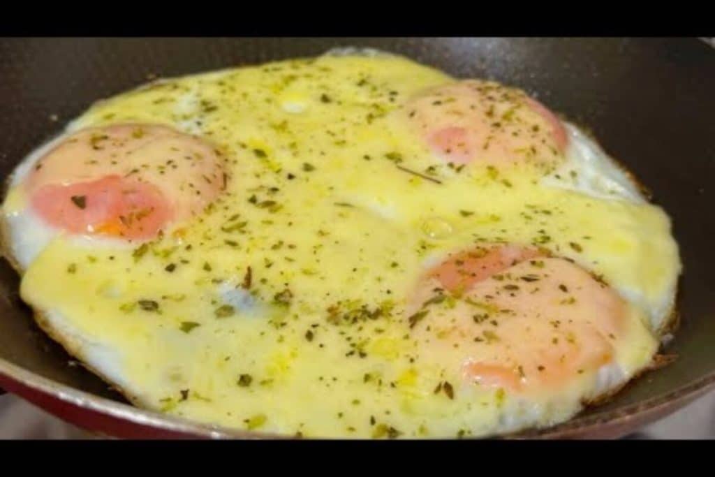 Ovo cremoso com queijo derretido feito na frigideira de um jeito delicioso para você viciar 82 Ovo cremoso com queijo
