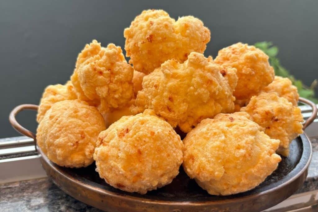 Pão de queijo frito que não estoura na panela e fica bem crocante por fora e puxento por dentro 54 Pão de queijo frito