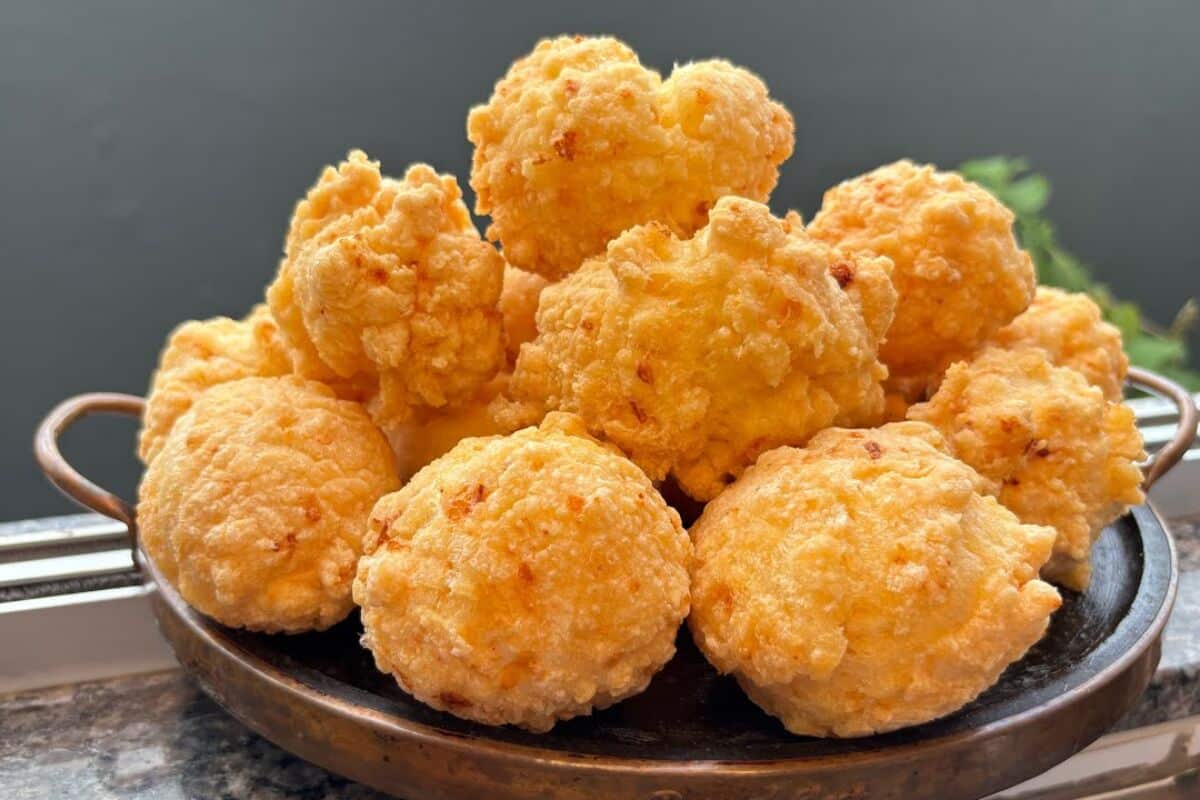 Pão de queijo frito que não estoura na panela e fica bem crocante por fora e puxento por dentro 53 Pão de queijo frito