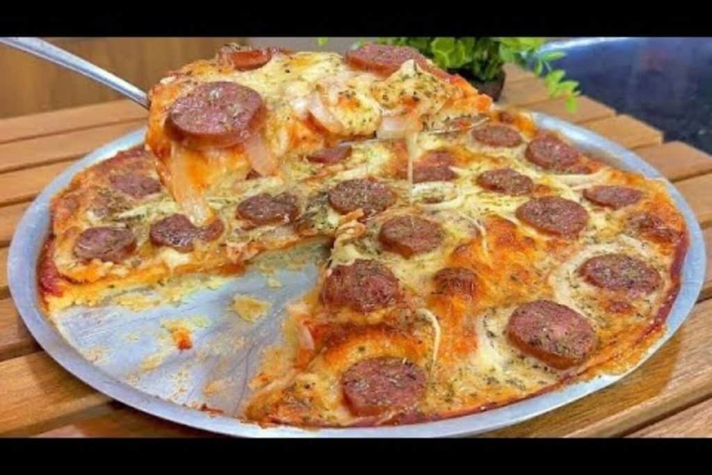 Pizza caseira de calabresa com bastante queijo derretido e uma massa maravilhosa que todos vão amar 172 Pizza caseira de calabresa
