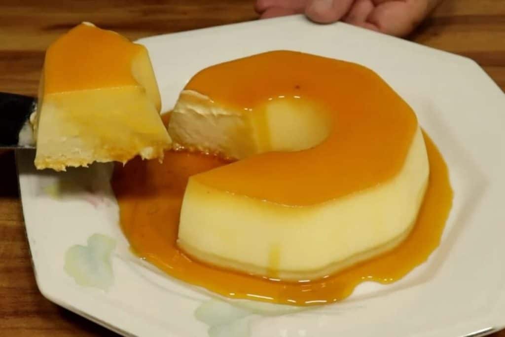 Pudim de leite condensado com coco super cremoso e fácil de fazer, a sobremesa perfeita 10 Pudim de leite condensado
