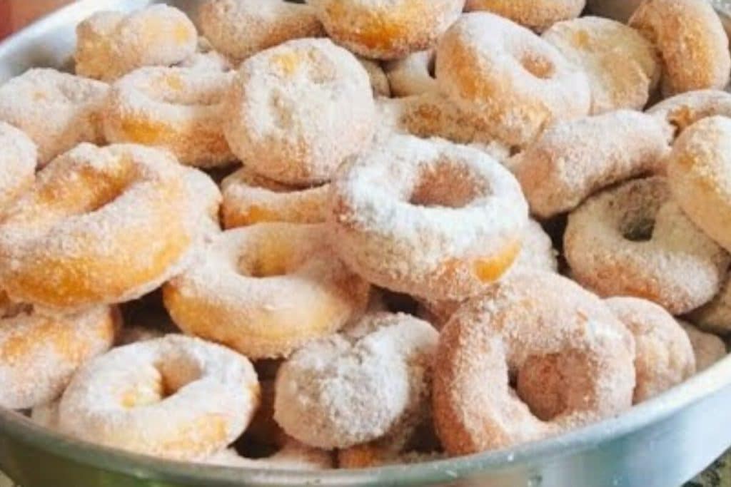 Rosquinha caseira frita bem sequinha e fofinha, com aquele sabor irresistível de infância 14 Rosquinha caseira frita