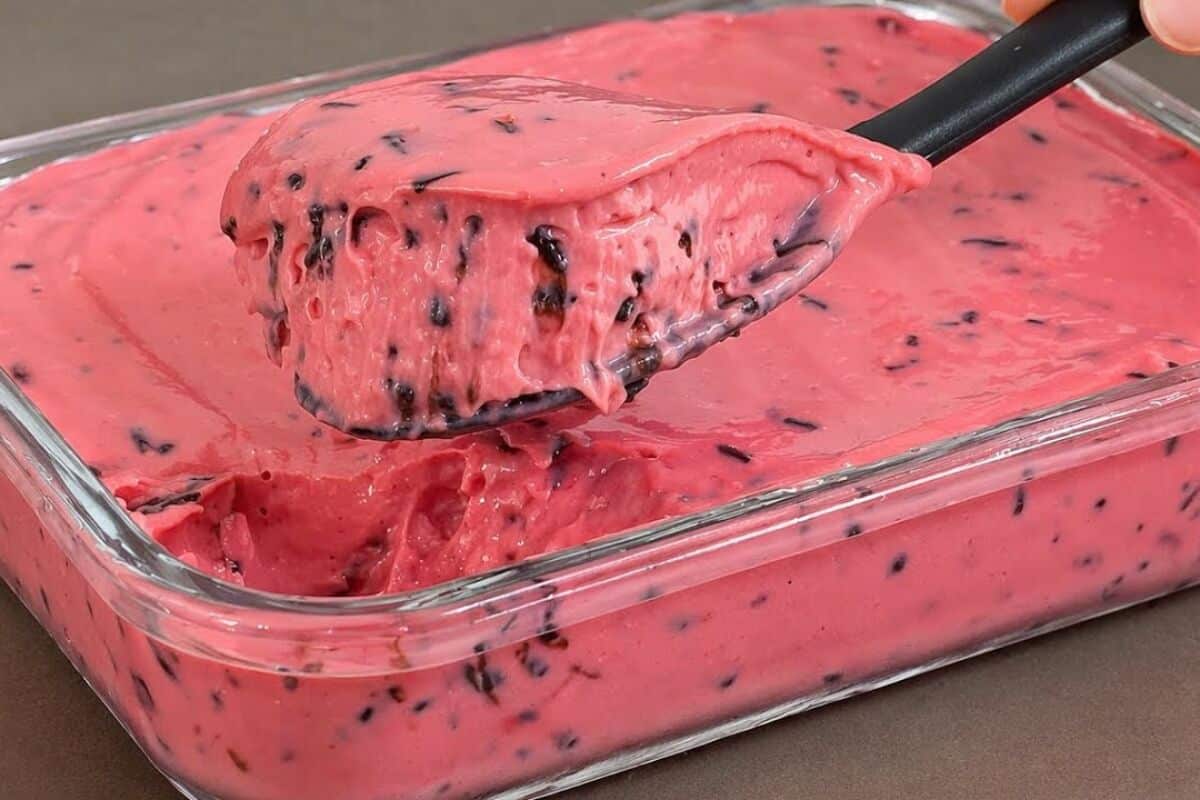 Sobremesa de morango, feita apenas misturando os ingredientes, uma verdadeira delícia 3 Sobremesa de morango