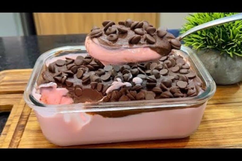Sobremesa sensação muito barata e refrescante com uma combinação perfeita de morango e chocolate 50 Sobremesa sensação