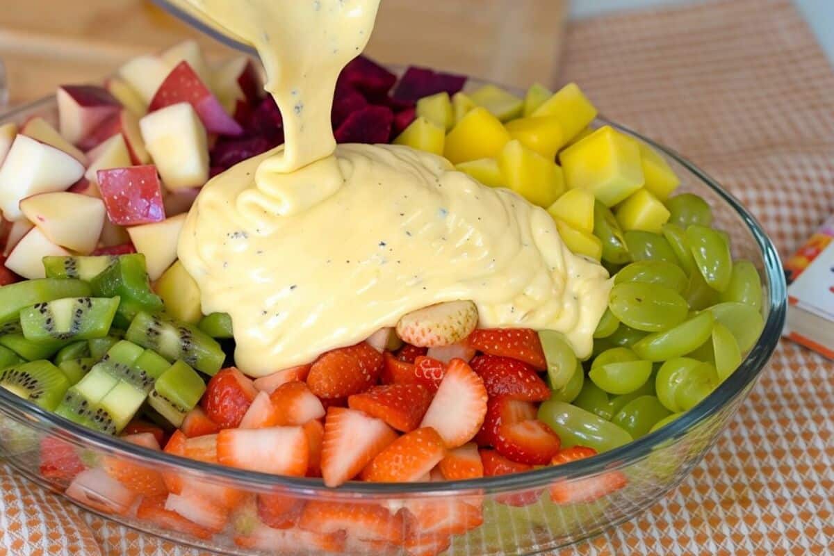 Salada de frutas feita de um jeito diferente que vai te surpreender com tanta cremosidade e frescor 45 Salada de frutas