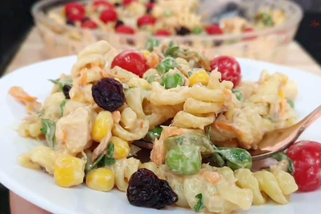 Salada de macarrão bem colorida e muito cremosa, para você servir bem geladinha 96 Salada de macarrão