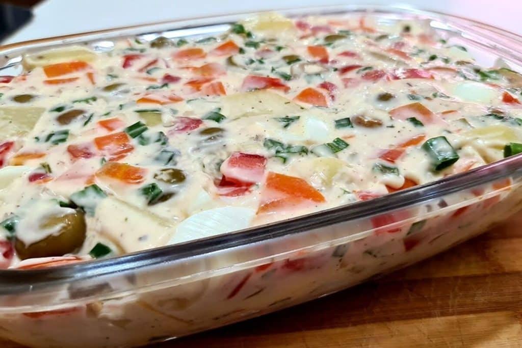 Salada de maionese simples e muito gostosa para você servir bem geladinha numa refeição festiva 52 Salada de maionese