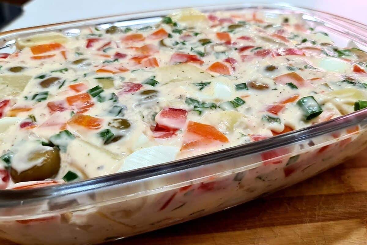 Salada de maionese simples e muito gostosa para você servir bem geladinha numa refeição festiva 51 Salada de maionese
