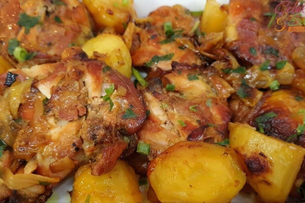 Sobrecoxa assada no forno com batatas bem douradinhas e suculentas, que todos vão amar 20 Sobrecoxa assada no forno