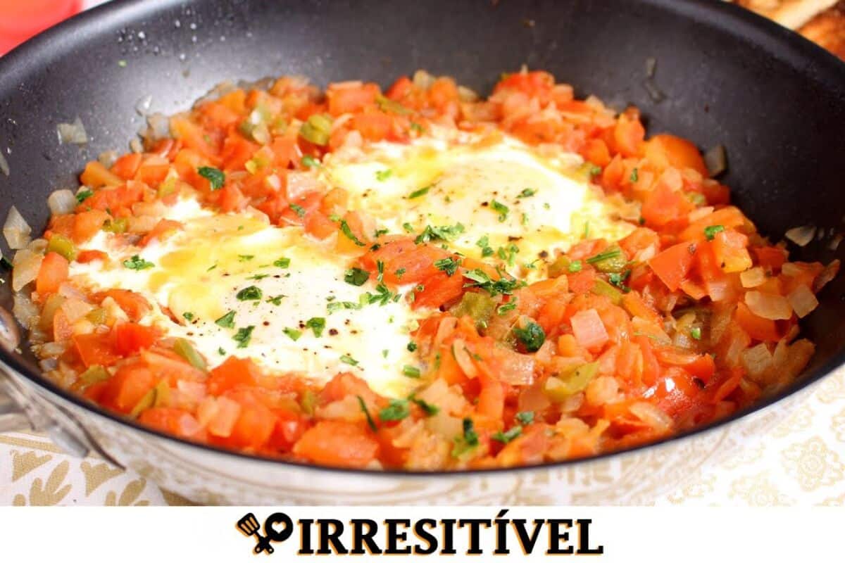 Tomate com ovo delicioso, bem cremoso e temperado, feito na frigideira com rapidez 107 Tomate com ovo