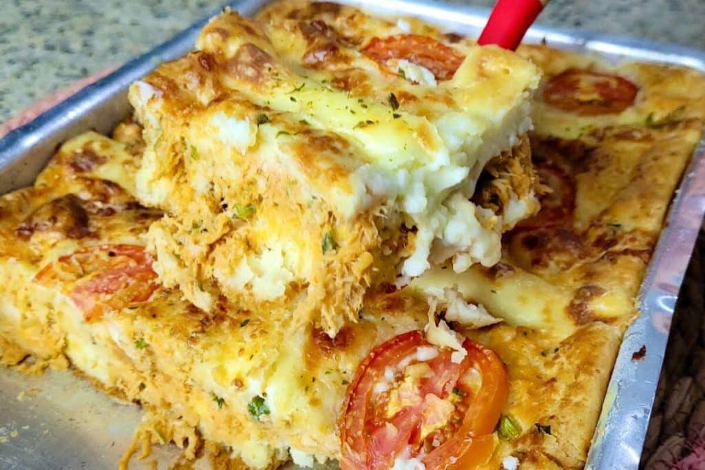 Torta de frango cremosa, que fica leve e com um recheio bem úmido, um sucesso em sua mesa 56 Torta de frango cremosa