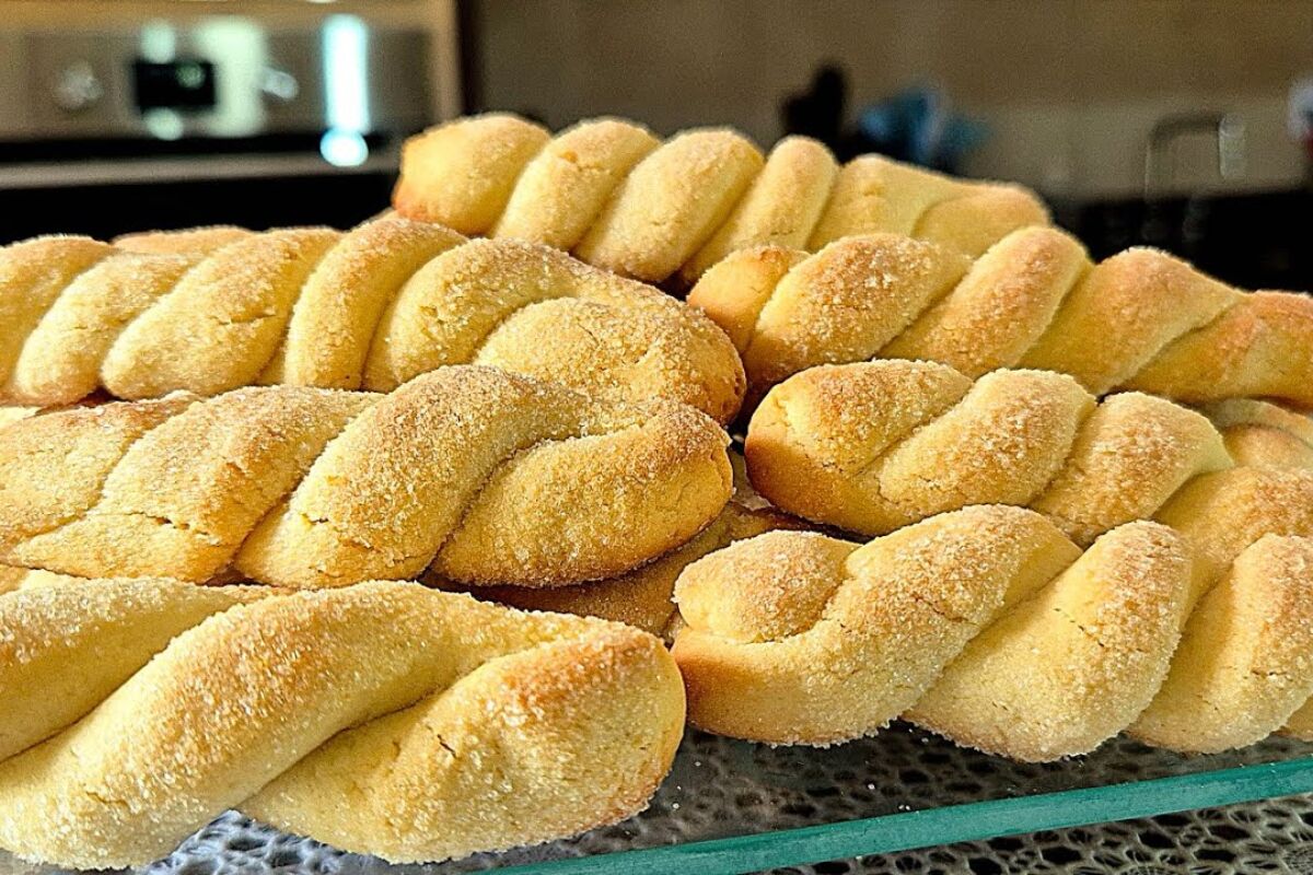 Biscoitinho açucarado em formato de torcidinho que desmancha na boca, para servir com um café 53 Biscoitinho açucarado