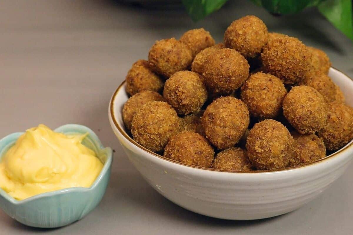 Bolinho de calabresa muito saboroso que fica crocante por fora, rende bastante e todos amam 79 Bolinho de calabresa