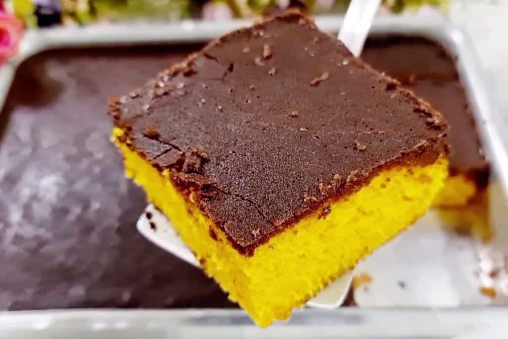 Bolo de cenoura com cobertura de chocolate bem sequinha e uma massa super fofinha 76 Bolo de cenoura com cobertura