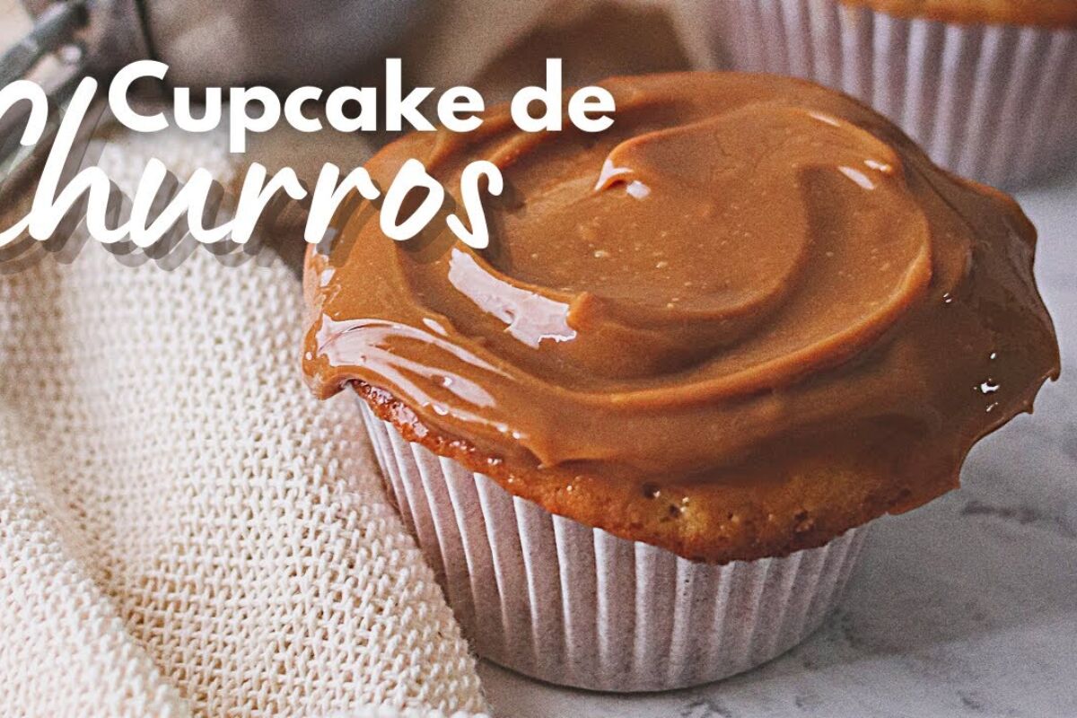 Cupcake de churros simples feito com uma massa bem leve e recheio generoso de doce de leite 61 Cupcake de churros