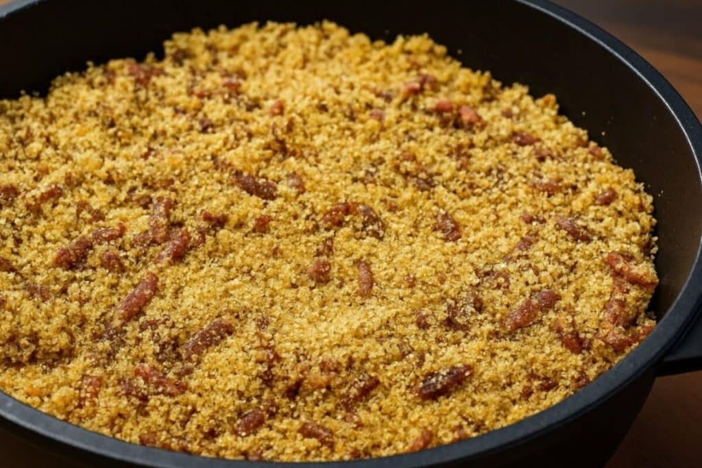 Farofa com bacon e cebola bem douradinha e muito úmida, um acompanhamento perfeito 100 Farofa com bacon e cebola