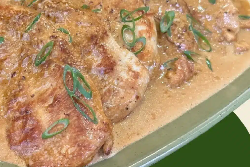 Frango ao molho de creme de leite bem temperado, para uma refeição rápida, prática e saborosa 4 Frango ao molho