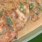 Frango ao molho de creme de leite bem temperado, para uma refeição rápida, prática e saborosa 2 Frango ao molho