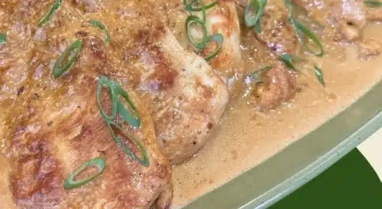Frango ao molho de creme de leite bem temperado, para uma refeição rápida, prática e saborosa 3 Frango ao molho