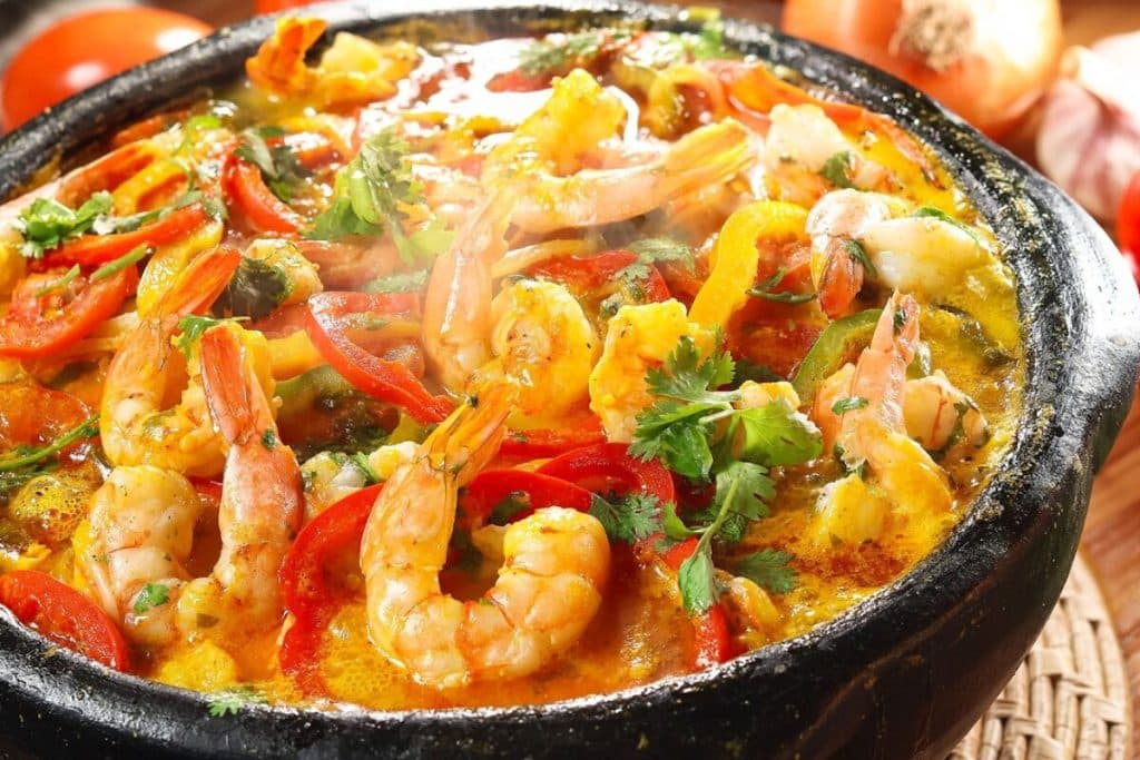 Moqueca de peixe com camarão bem suculenta e cozida com aquele caldinho de coco sensacional 156 Moqueca de peixe