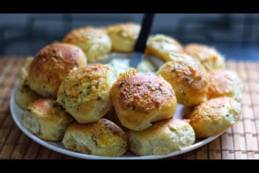 Pão de alho caseiro feito com um creme especial e muito queijo derretido, para assar e receber muitos elogios 56 Pão de alho caseiro